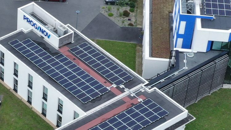 Panneaux photovoltaiques sur les toits de Proginov
