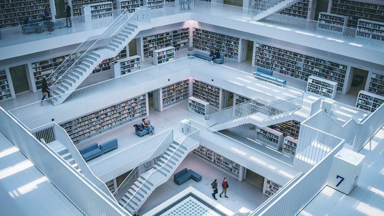 Vue sur les différents niveaux d'une grande bibliothèques et ses millions de livres.