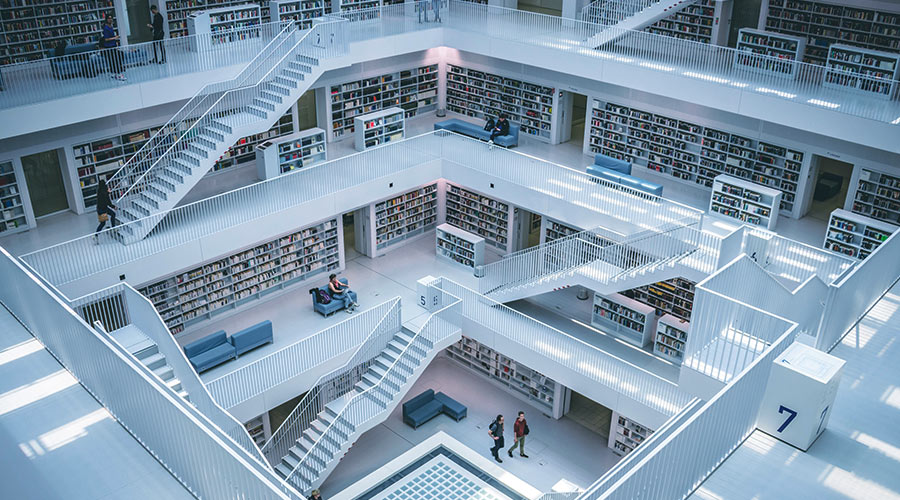 Vue sur les différents niveaux d'une grande bibliothèques et ses millions de livres.