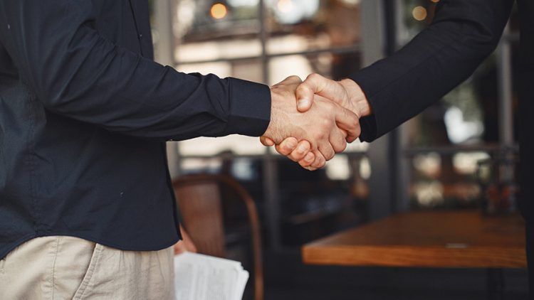 Une poignée de main entre deux personnes