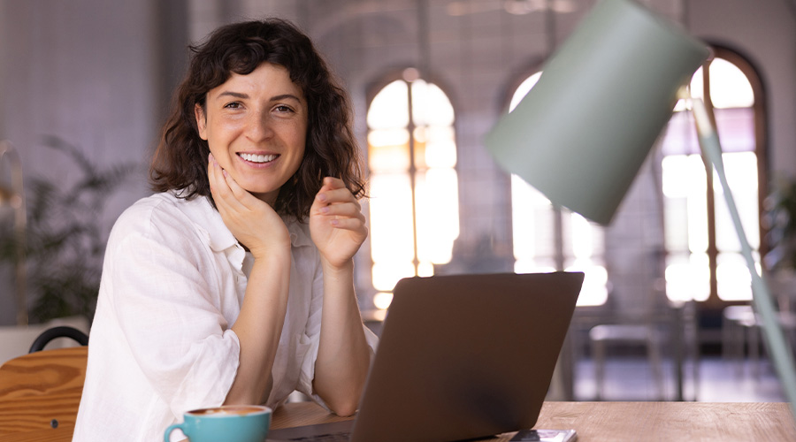 Une femme assise à son bureau devant son ordinateur