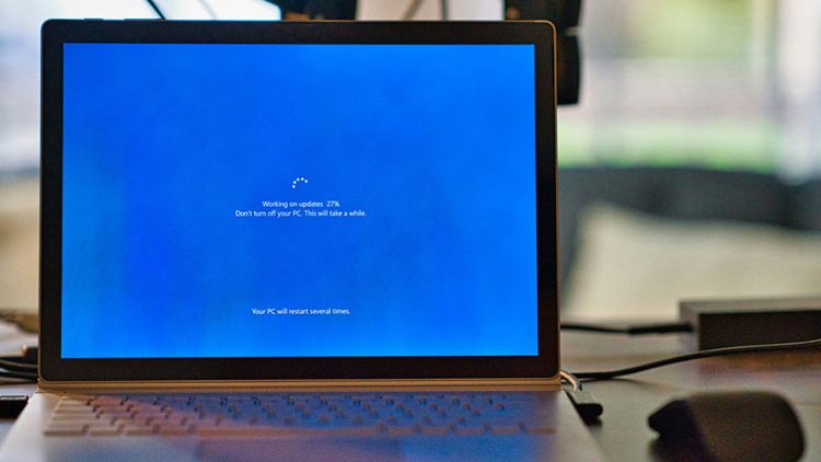 Écran d'ordinateur avec une mise à jour Windows
