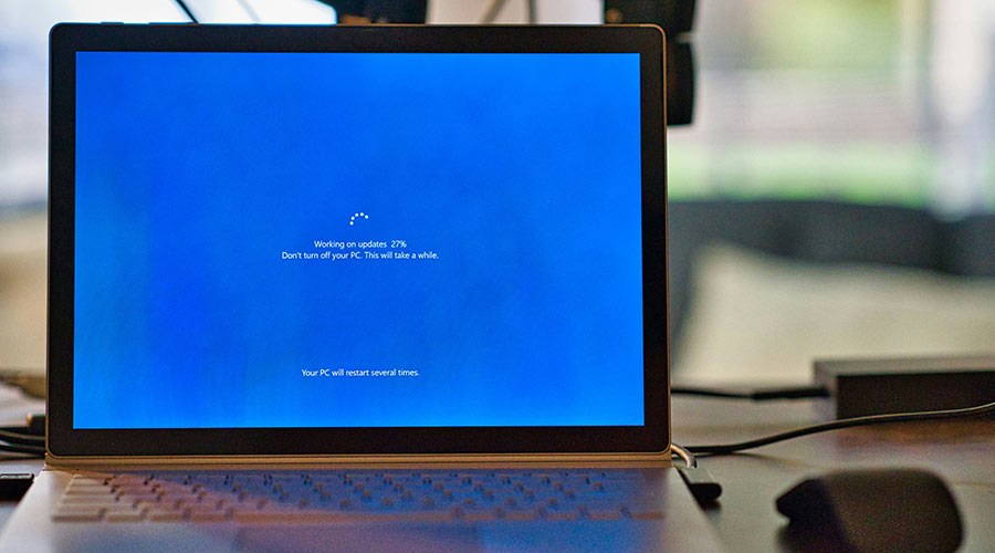 Écran d'ordinateur avec une mise à jour Windows