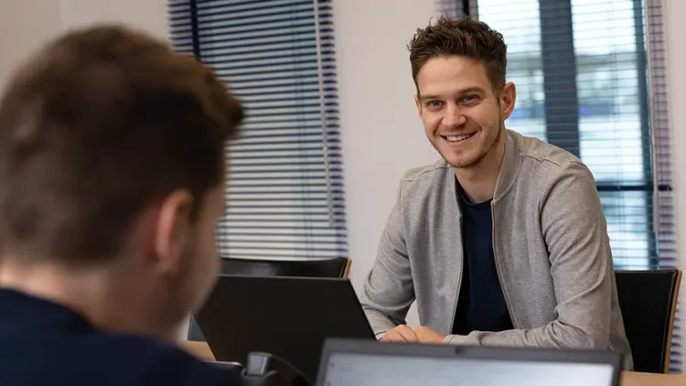 Un analyste-programmeur lors d'une réunion chez Proginov