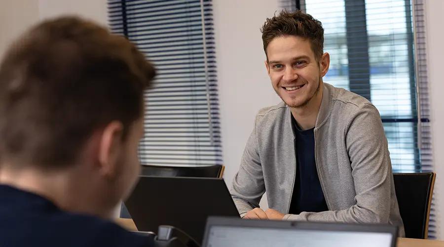 Un analyste-programmeur lors d'une réunion chez Proginov