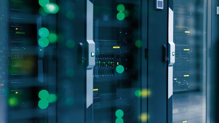 Baies de serveurs et équipements réseau dans un centre de données