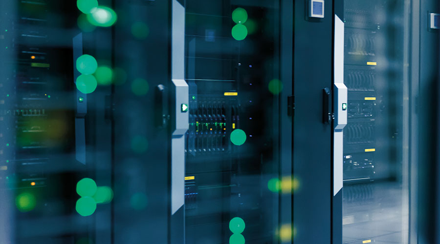 Baies de serveurs et équipements réseau dans un centre de données