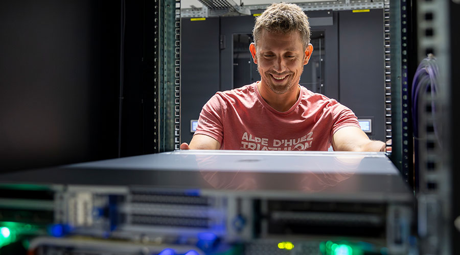 Maintenance informatique au sein d’un centre de données.