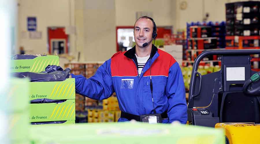 Préparateur de commandes dans un entrepôt de maraîchage